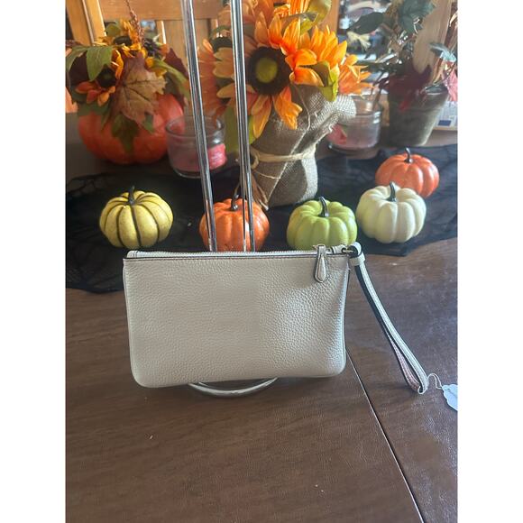 Coach X Disney Collaboration Minnie Mouse Wristlet Women’s EUC - Picture 8 of 9